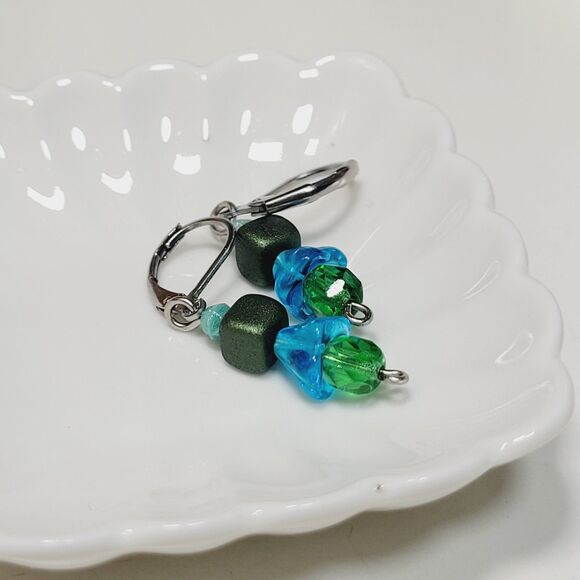 NEW Earrings Petite flower dangle earrings green fairy earrings handm 690grbl#fs - Picture 4 of 7